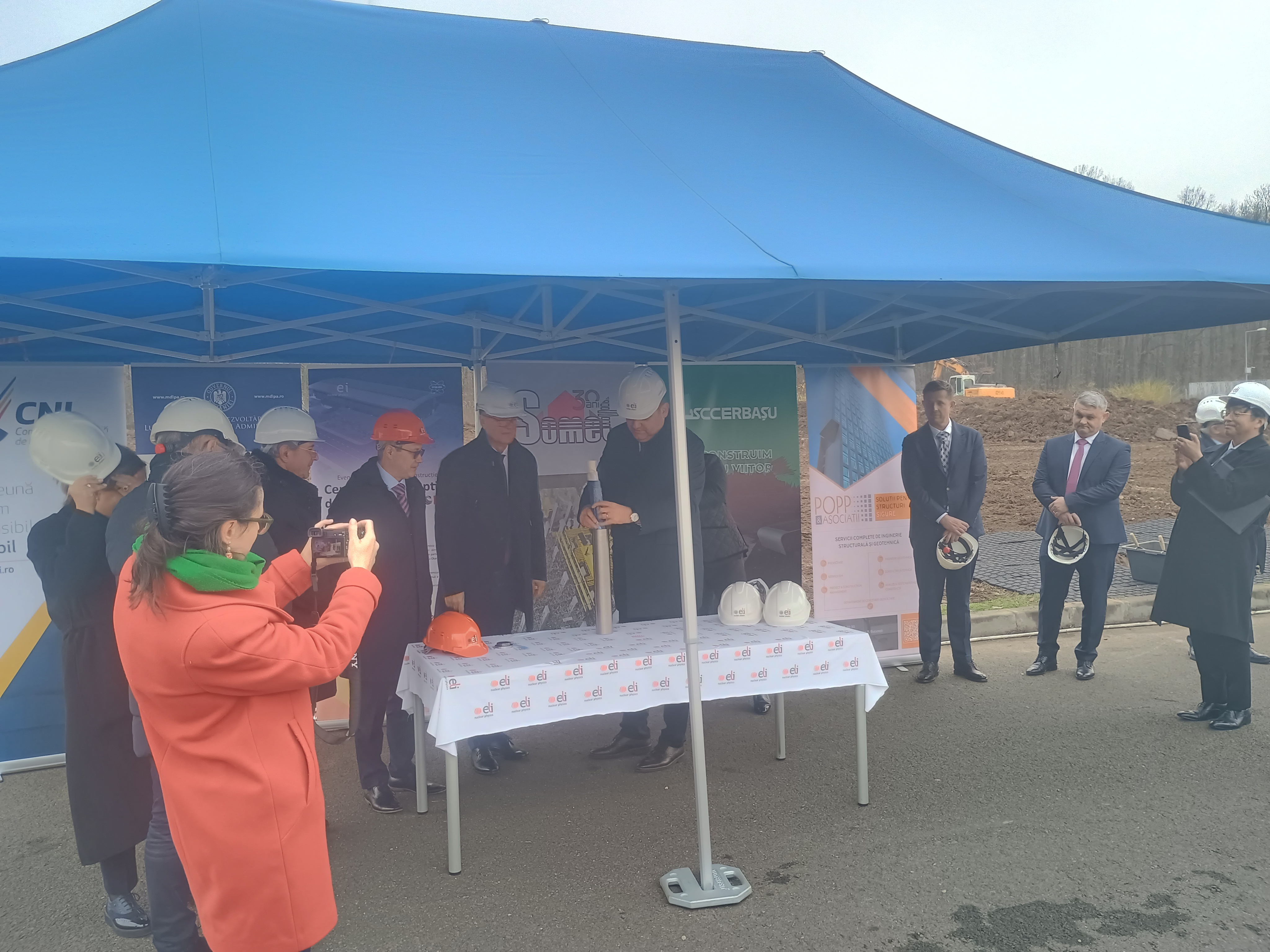 建設起工式会場 署名文書をカプセルに封入する様子