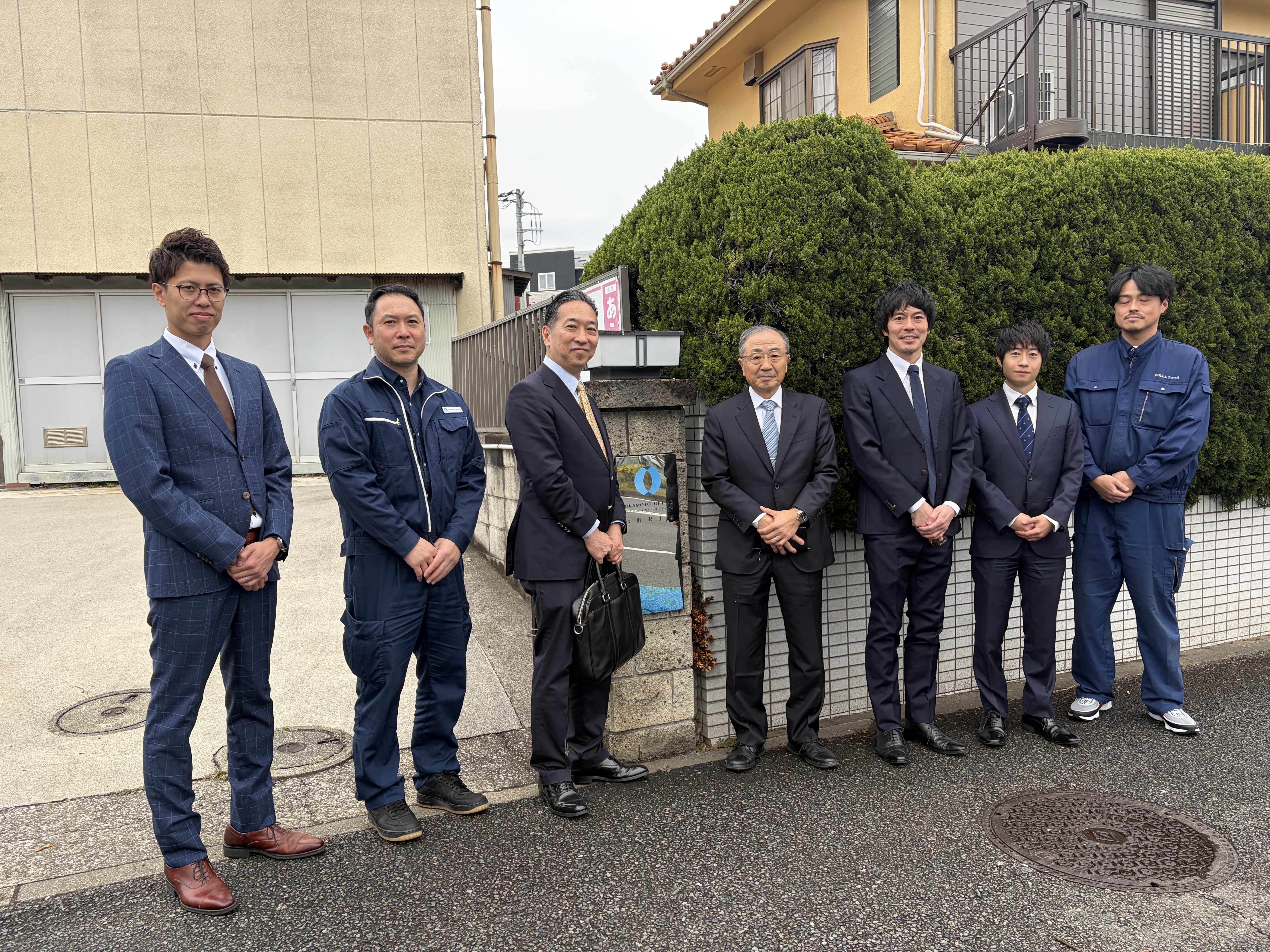 氷取沢工場での集合写真